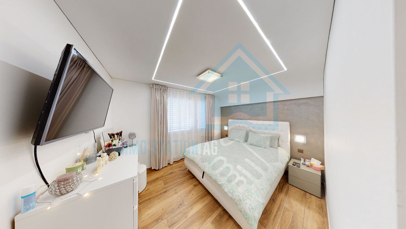 Modernes Schlafzimmer mit LED-Deckenlinie