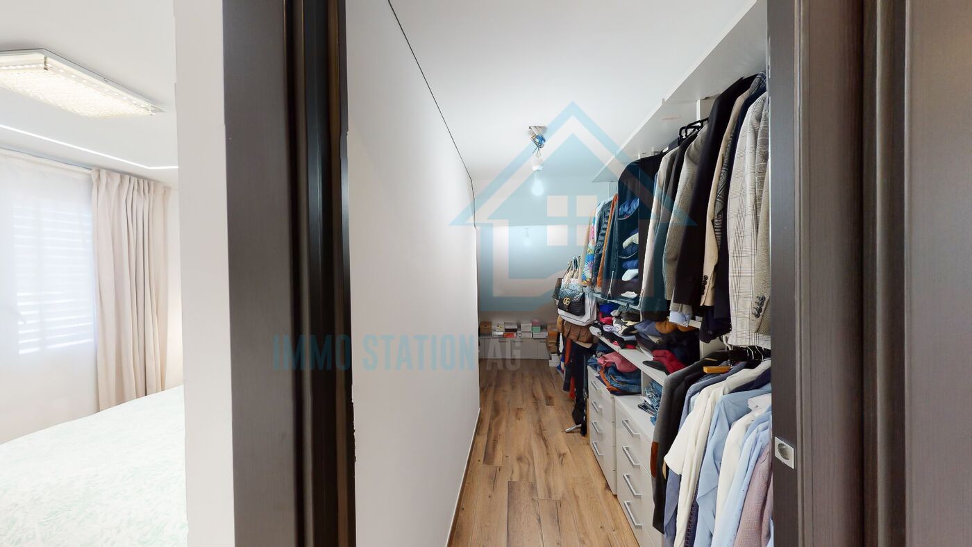Ankleide mit begehbarem Kleiderschrank