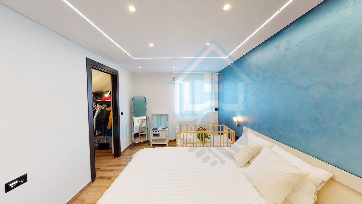 Modernes Schlafzimmer mit blauer Akzentwand
