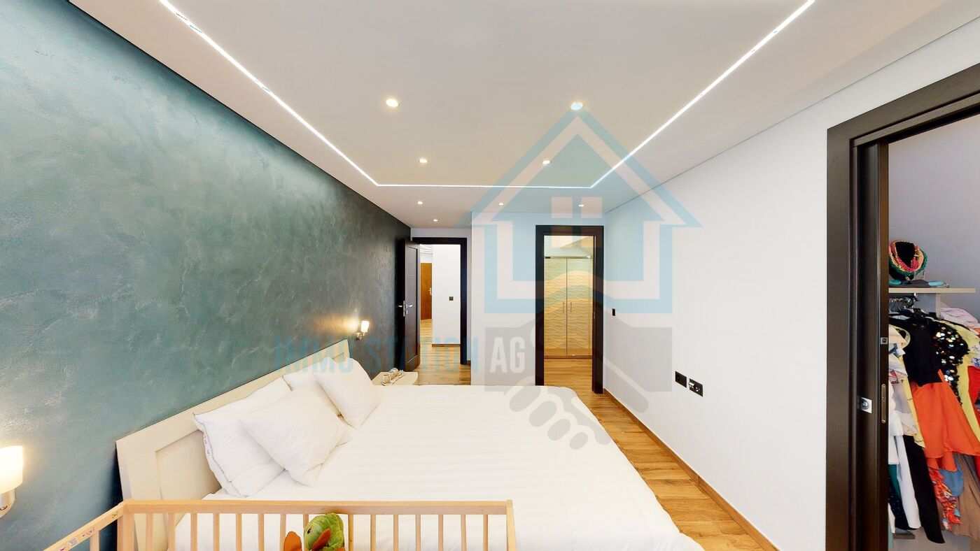 Modernes Schlafzimmer mit Ankleidezugang