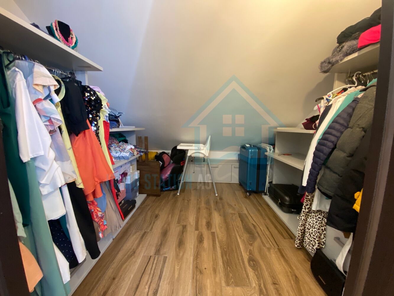 Ankleidezimmer mit offener Kleideraufbewahrung