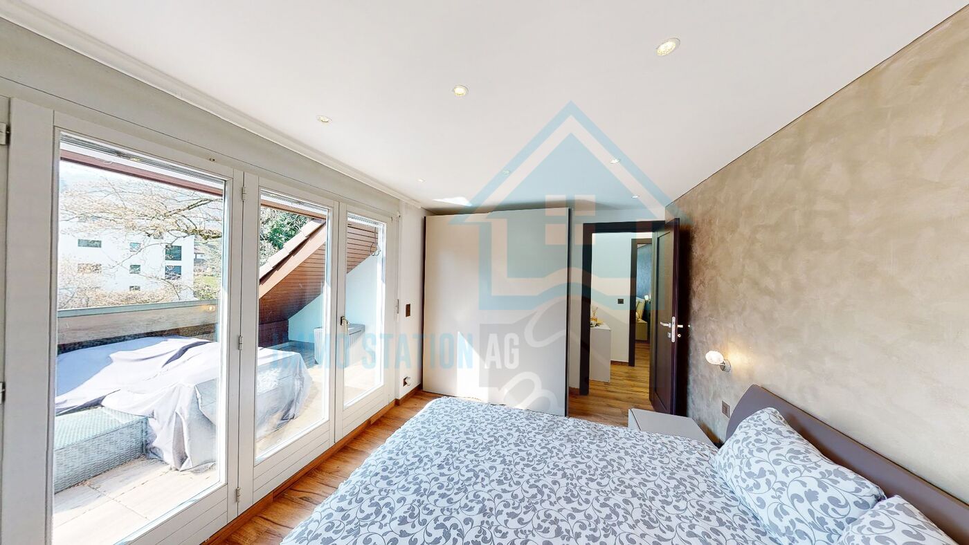 Helles Schlafzimmer mit Balkonzugang