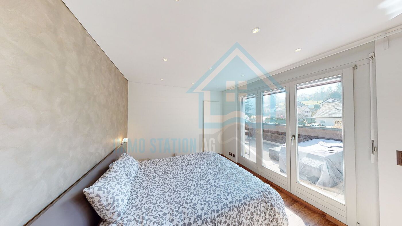 Helles Schlafzimmer mit Balkonzugang