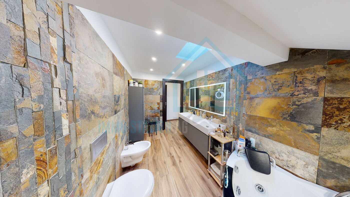 Modernes Badezimmer mit Steinoptik-Wänden