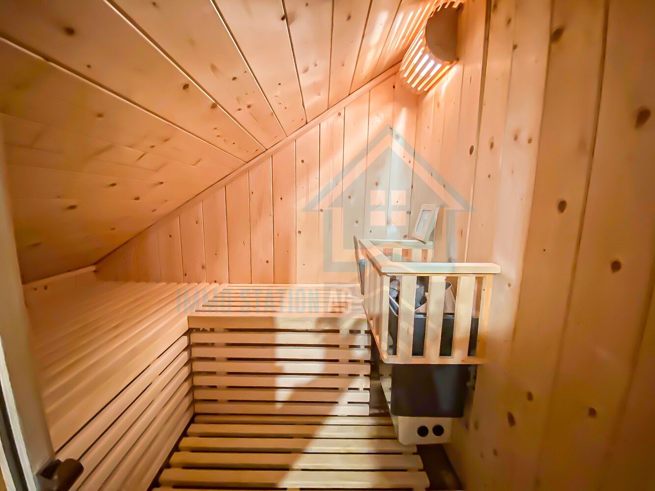 Saunaraum mit Holzverkleidung
