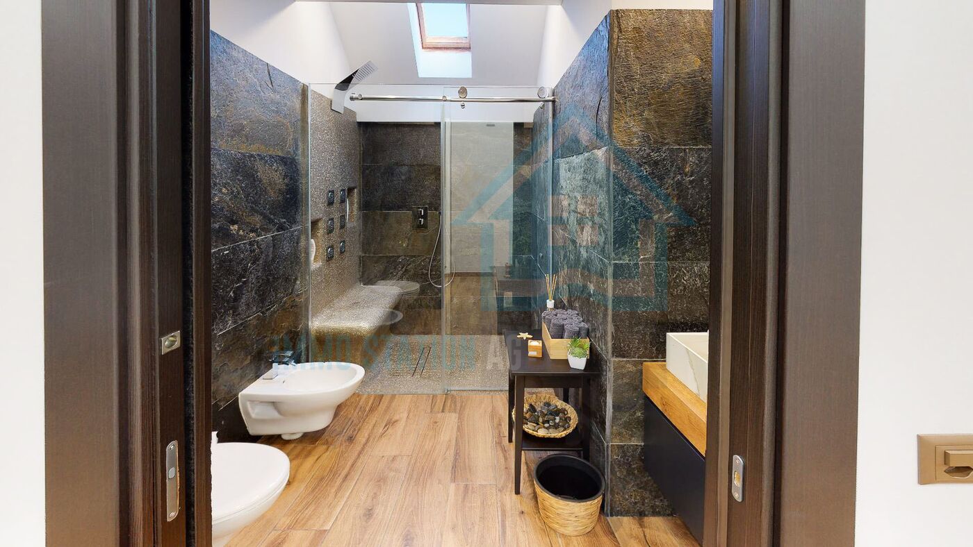 Modernes Badezimmer mit Dusche und Badewanne