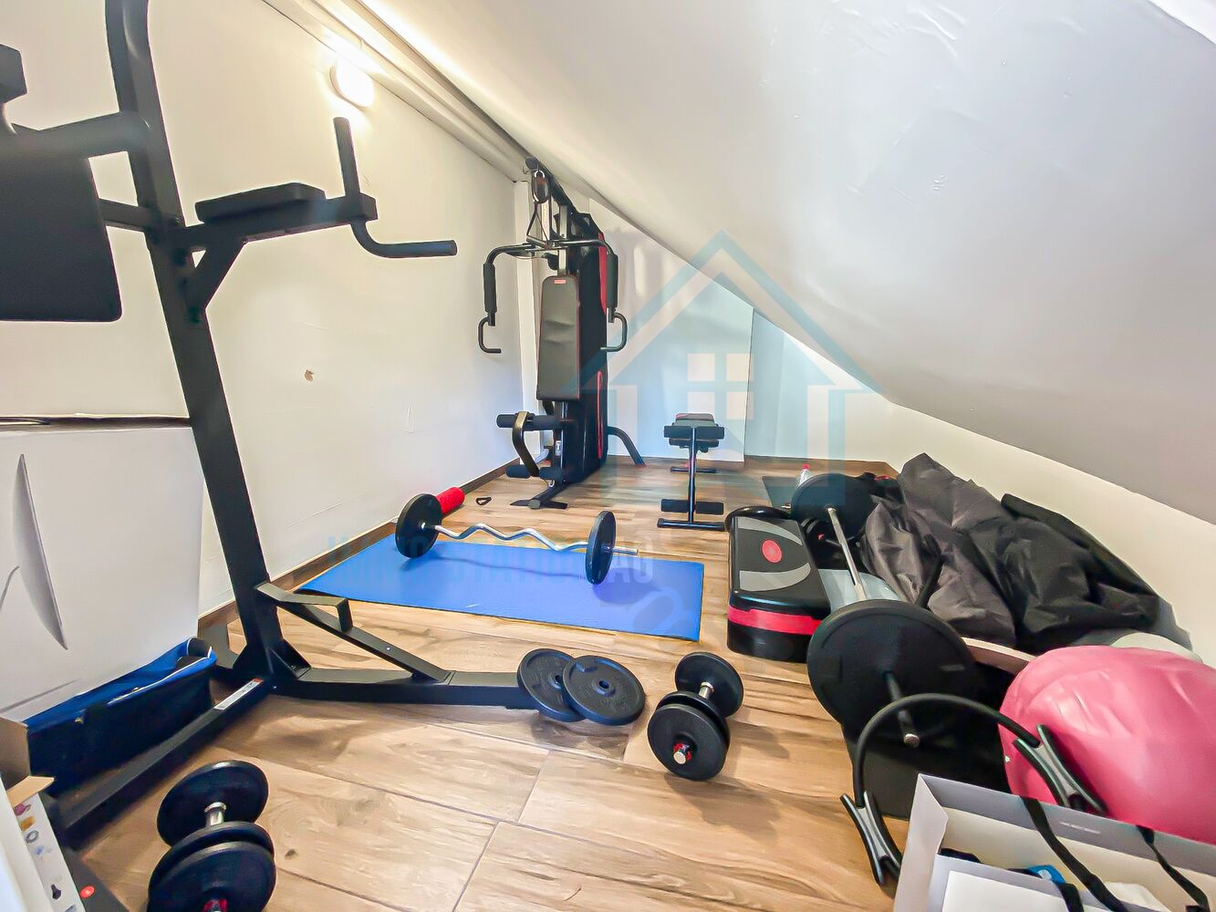 Heim-Fitnessraum im Dachgeschoss