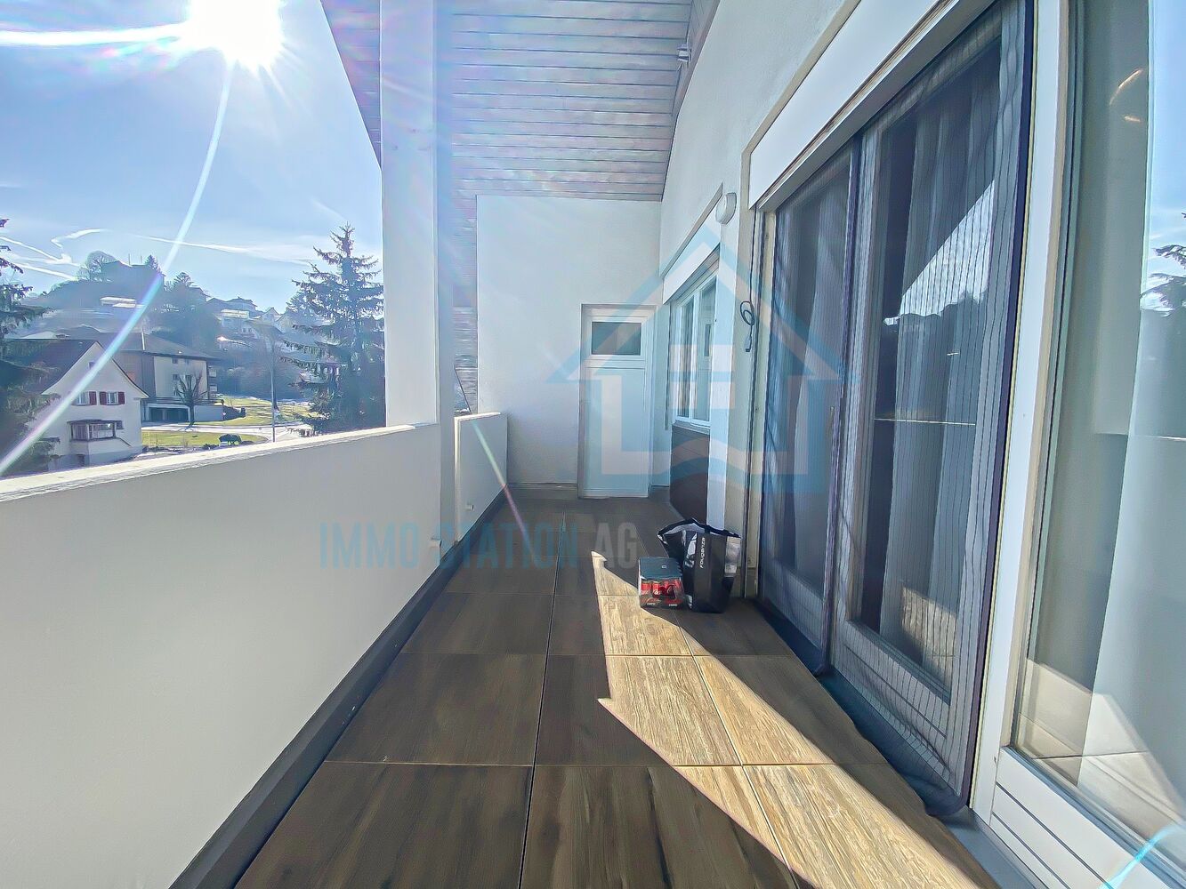 Balkon mit sonnigem Ausblick