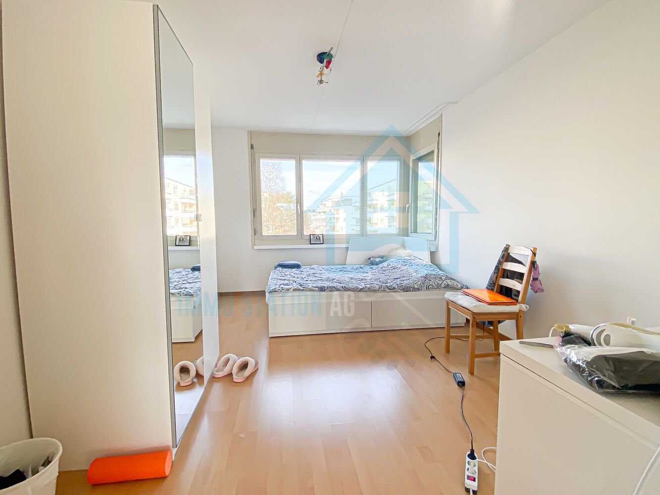 Helles Schlafzimmer mit Fensterfront