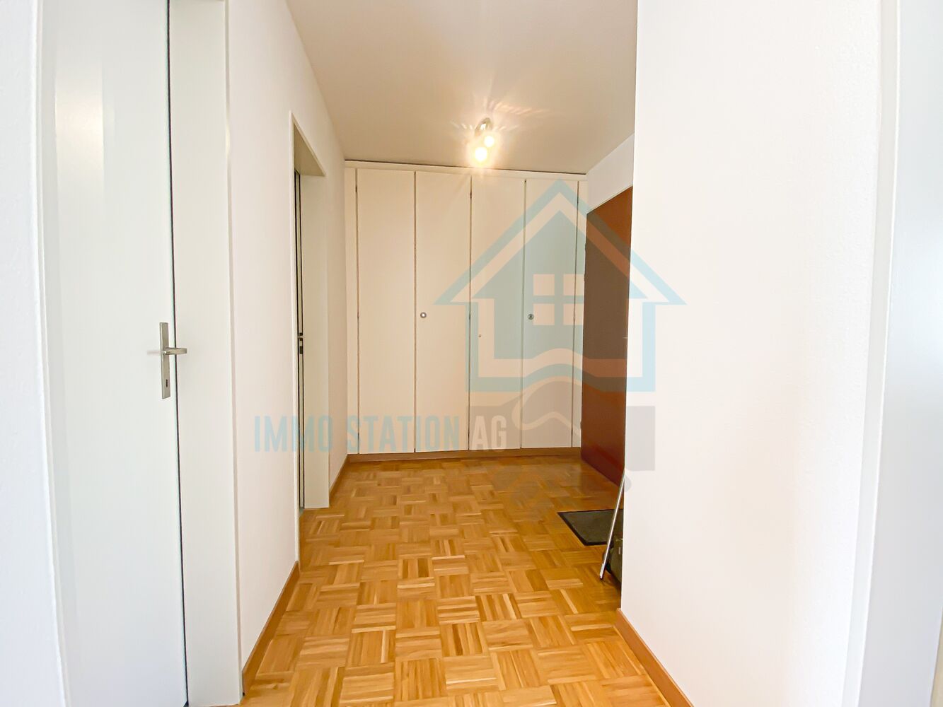 Heller Flur mit Einbauschrank