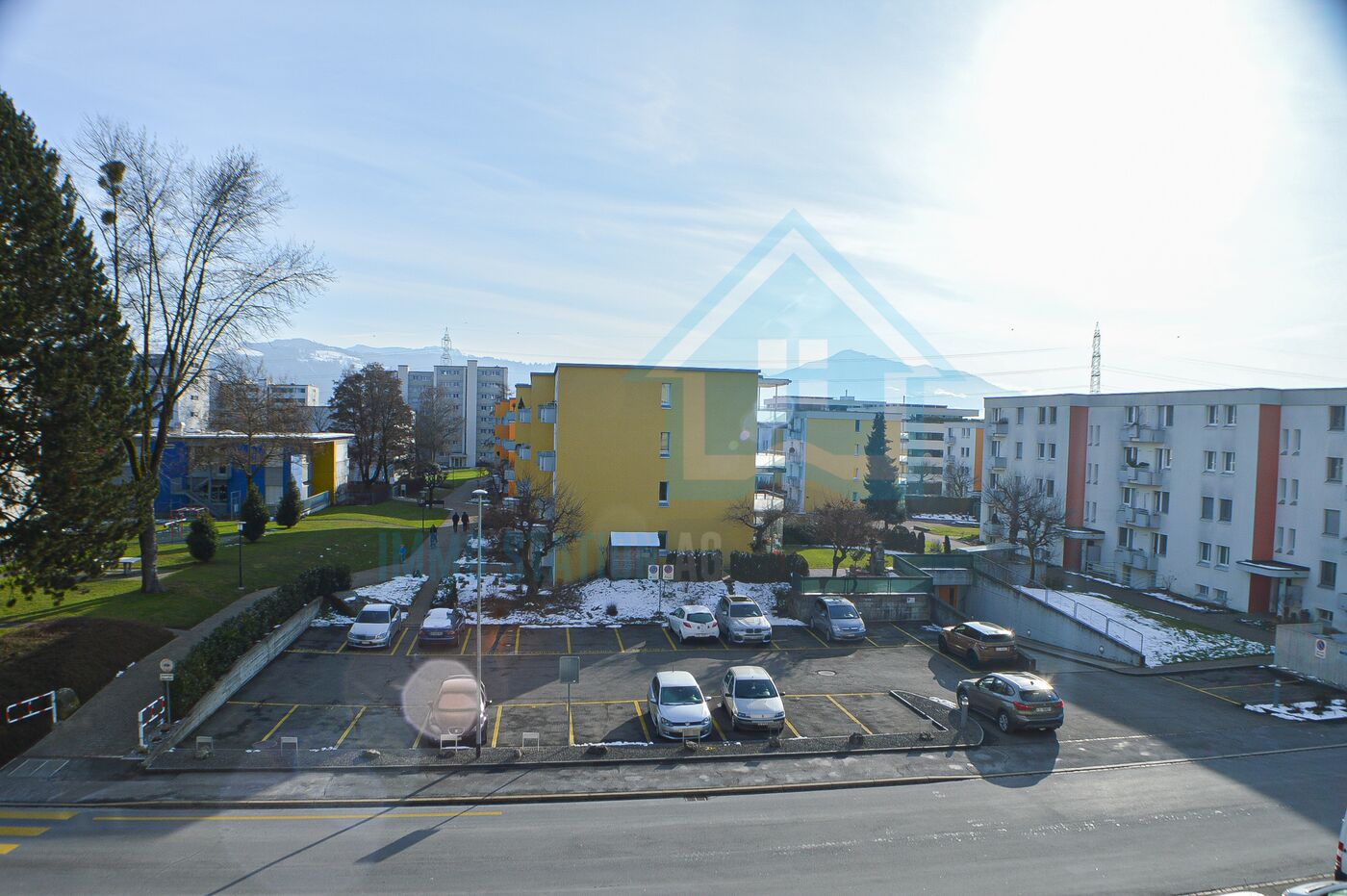 Blick über einen Wohnkomplex mit Parkplatz