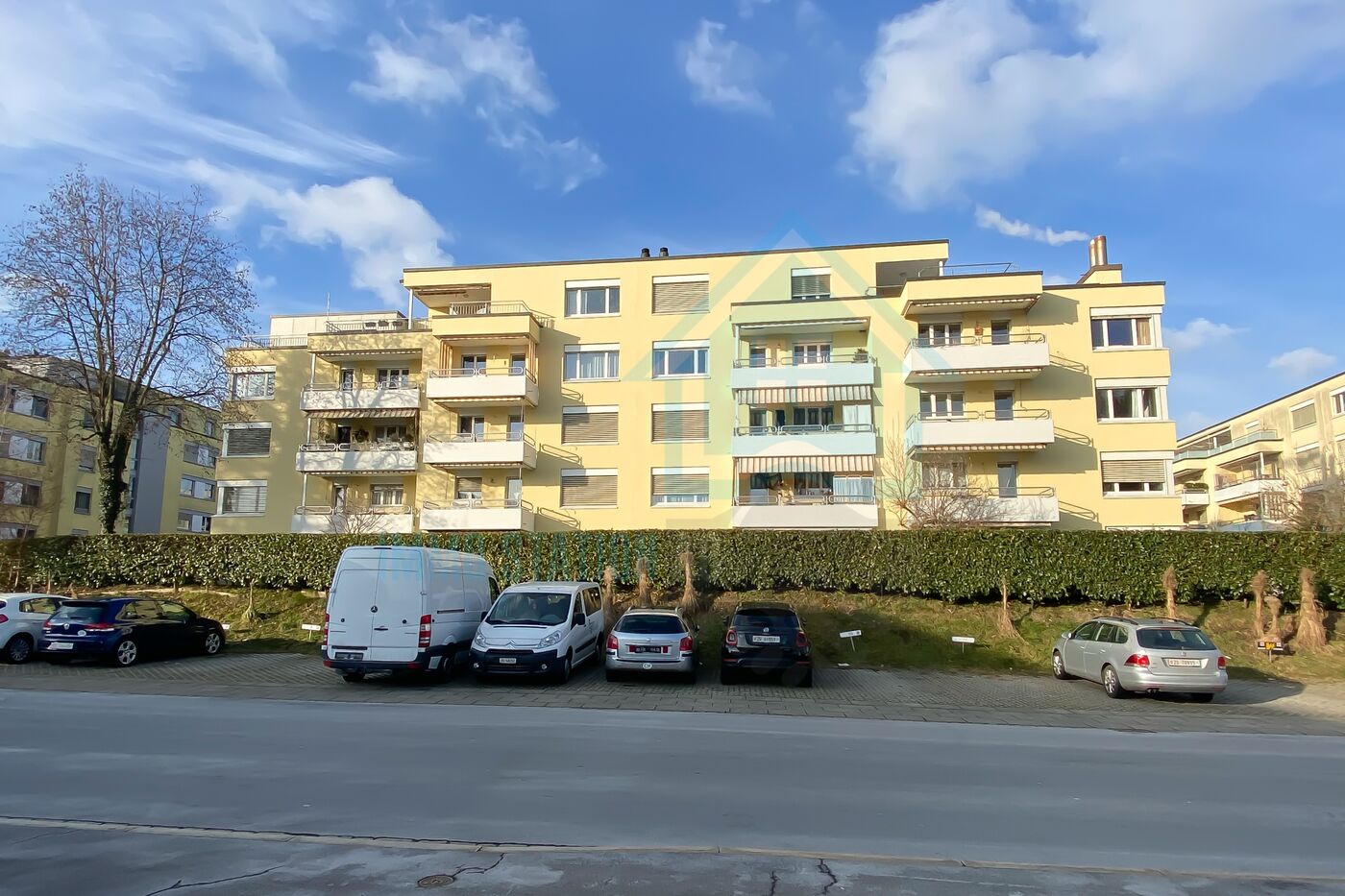 Mehrfamilienhaus mit Balkonen