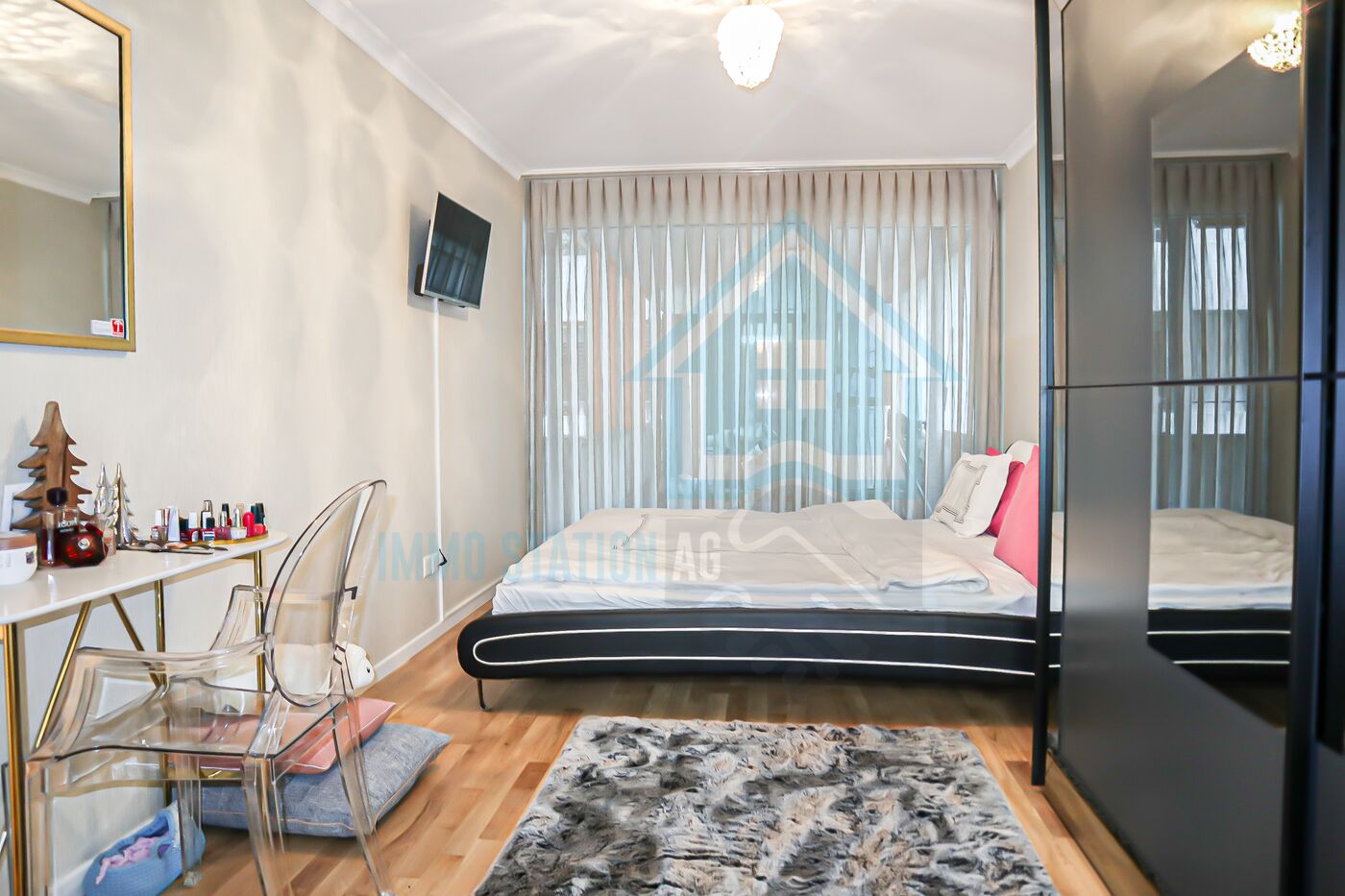 Schlafzimmer mit Schreibtisch und großem Fenster