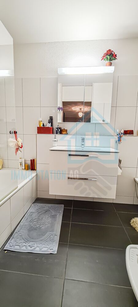 Badezimmer mit Badewanne und Waschtisch