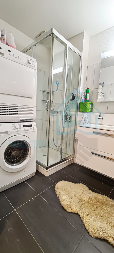Modernes Badezimmer mit Dusche und Waschtisch