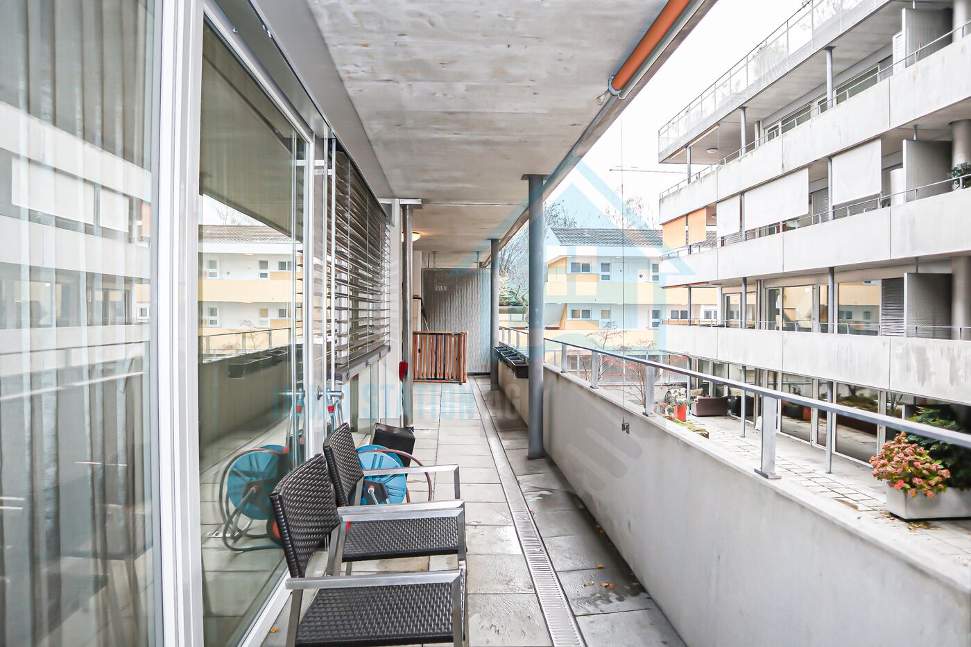 Überdachter Balkon in einer Wohnanlage