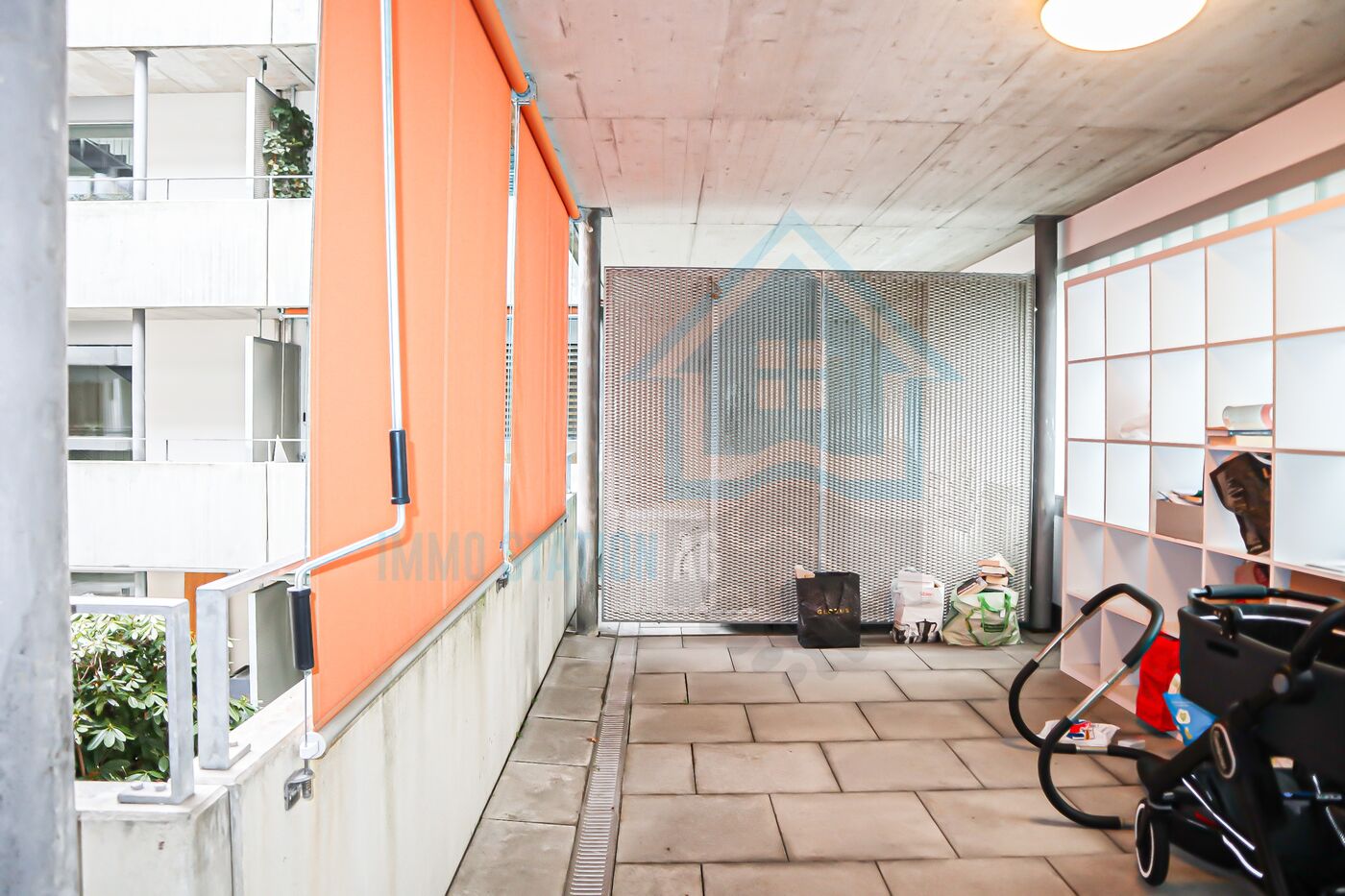 Überdachter Balkon mit Abstellfläche