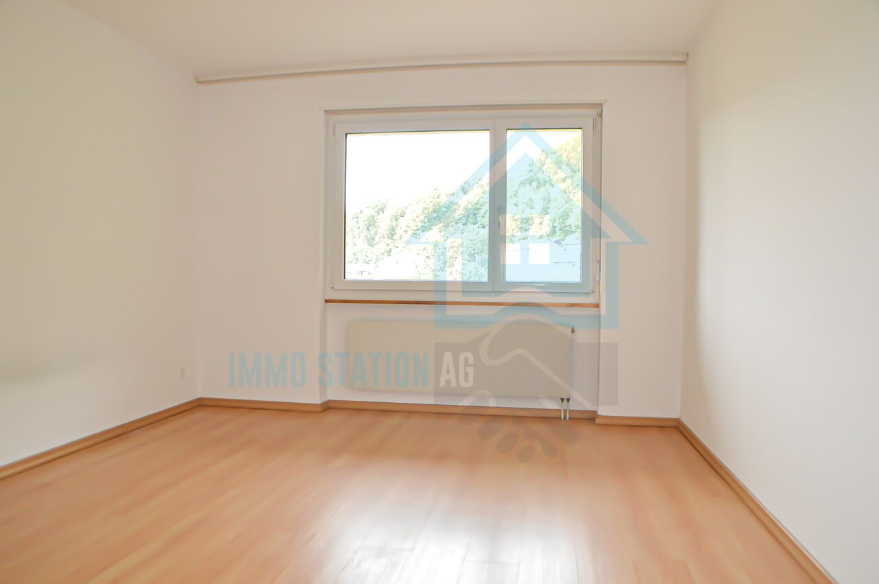 Leerer heller Raum mit Fenster
