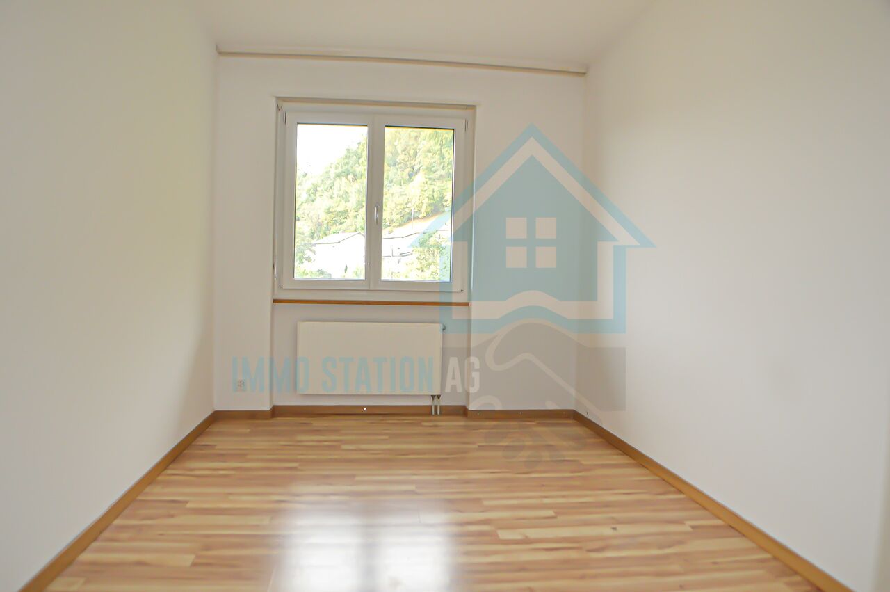 Leeres Zimmer mit Fenster und Heizkörper