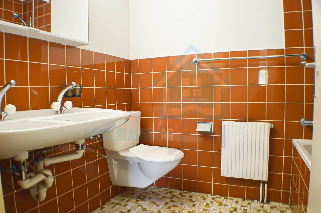 Kleines Badezimmer mit WC und Waschbecken
