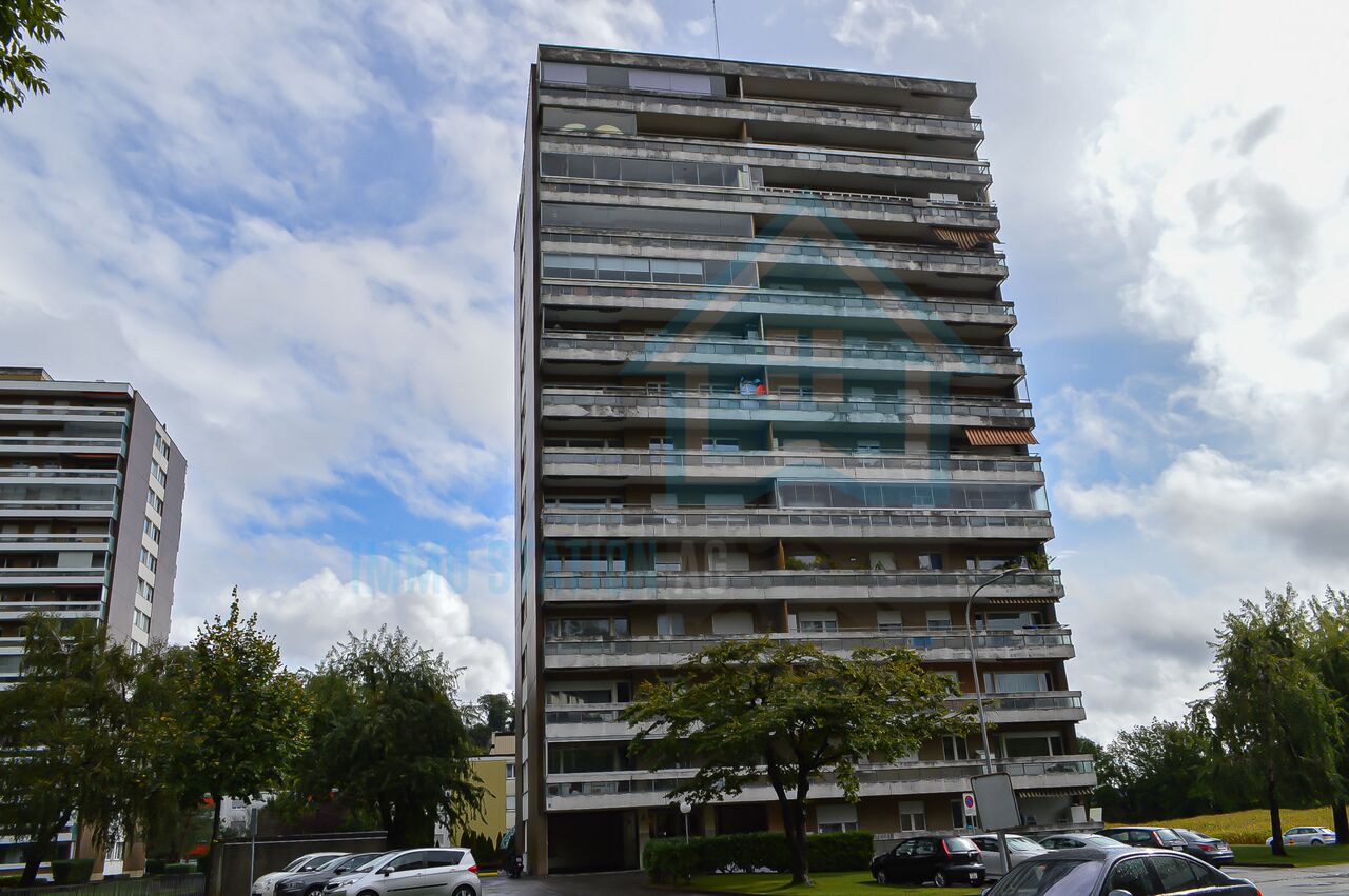 Hochhaus mit Balkonen