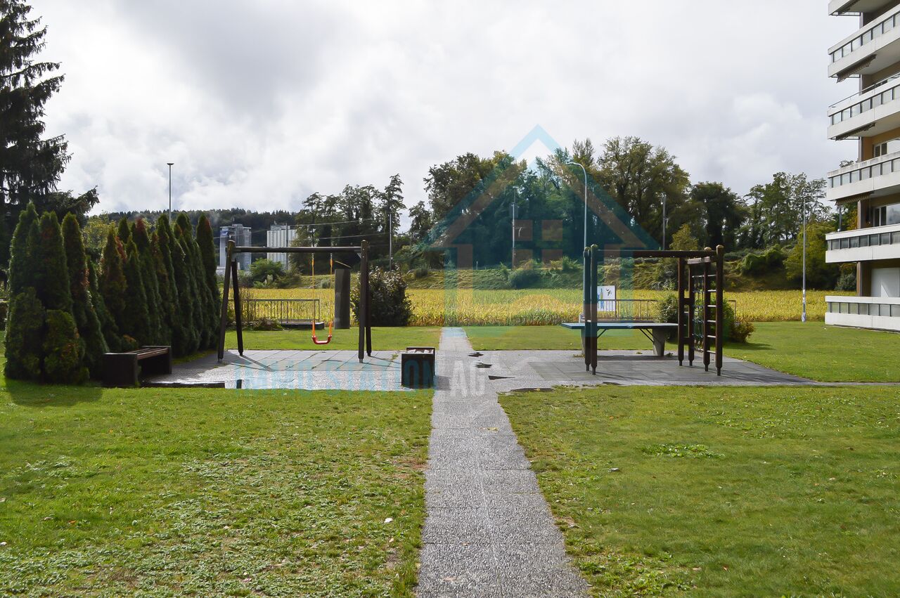 Außenbereich mit Spiel- und Grünfläche