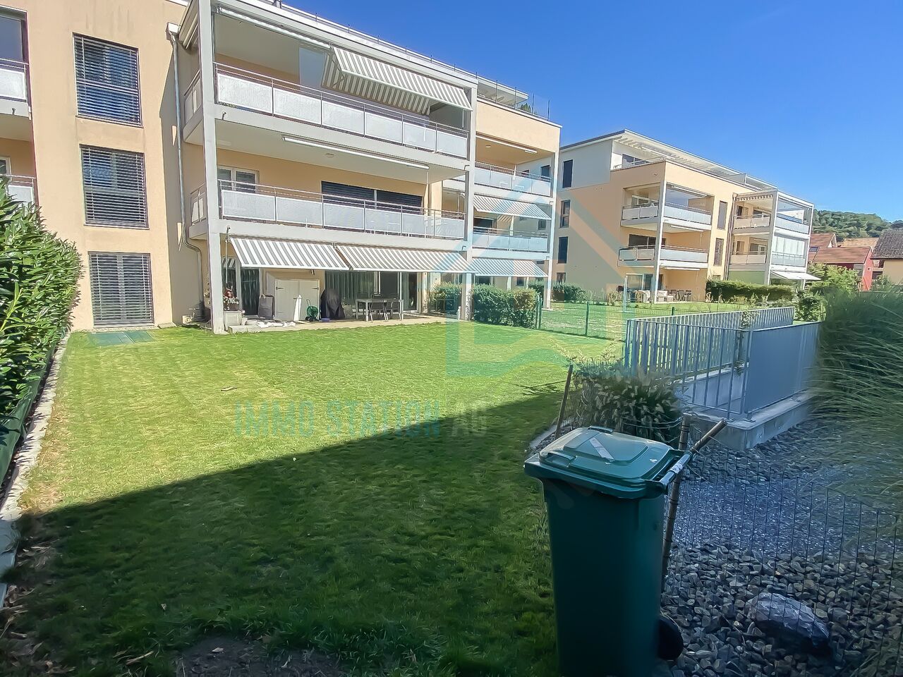Wohnanlage mit Garten und Balkonen