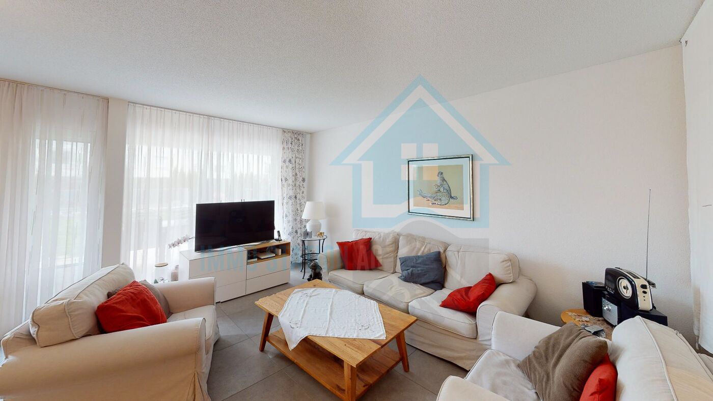 Helles Wohnzimmer mit Sofagruppe