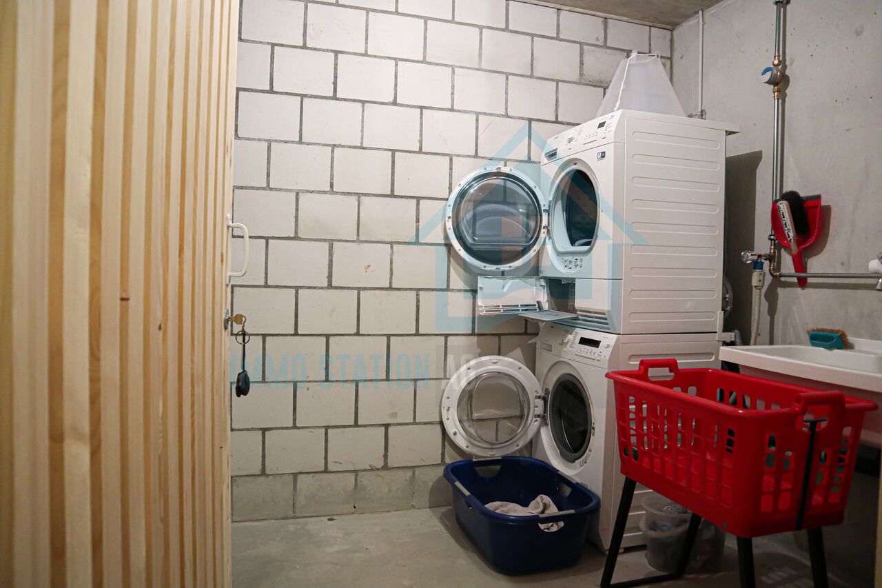 Hauswirtschaftsraum mit Waschmaschinen und Trockner