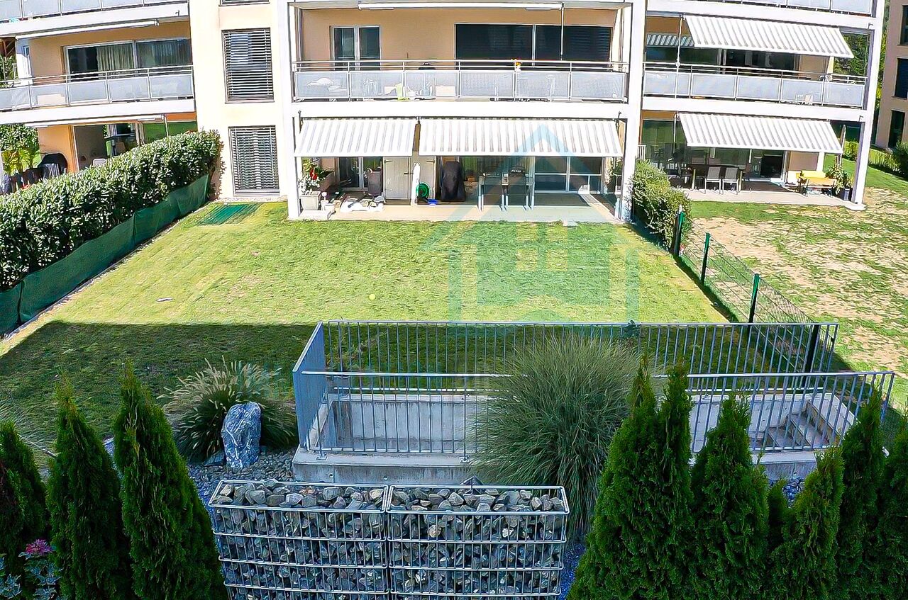 Außenansicht eines modernen Wohngebäudes mit Garten
