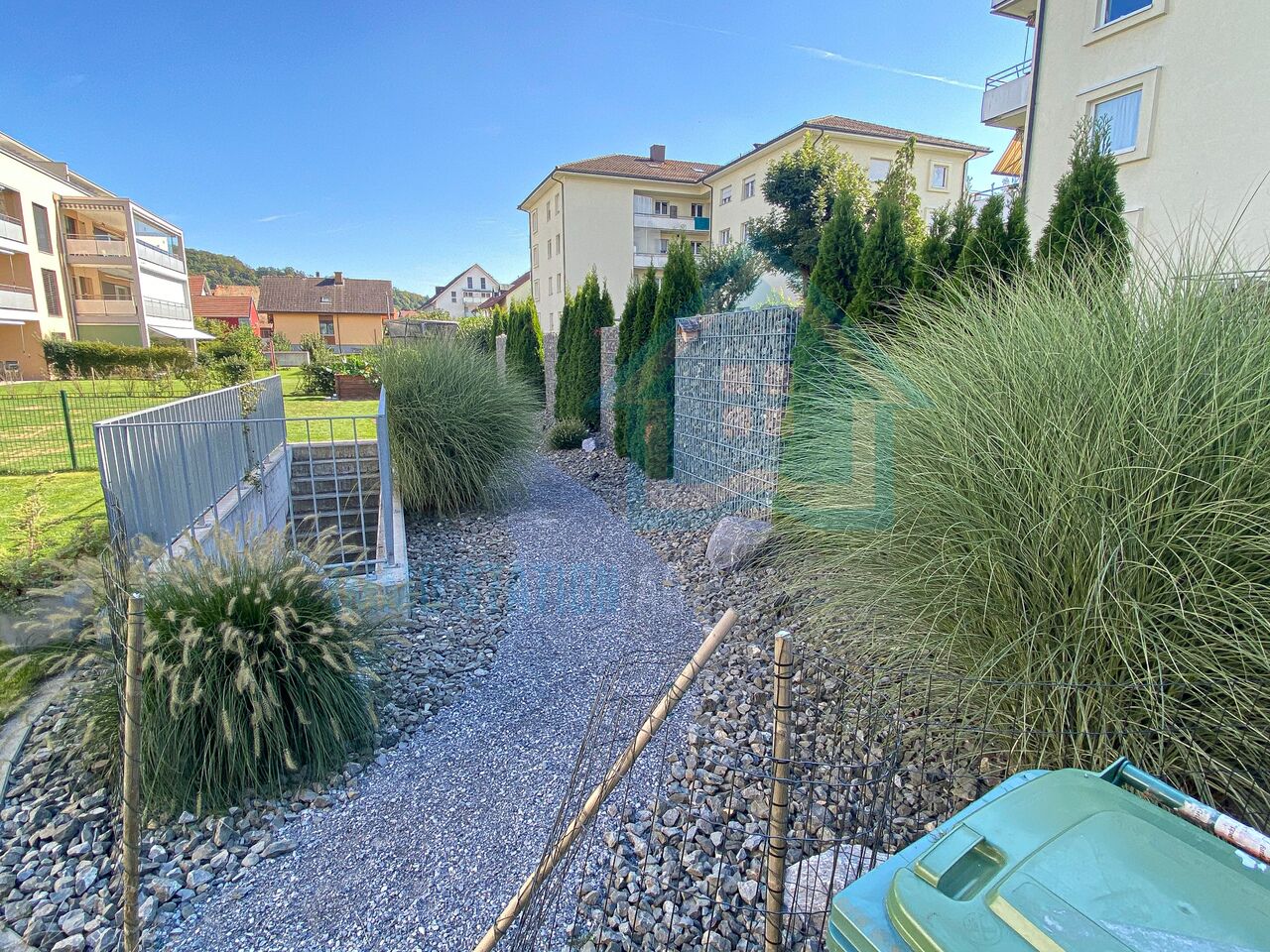 Außenansicht eines gepflegten Wohnumfelds mit Gartenweg