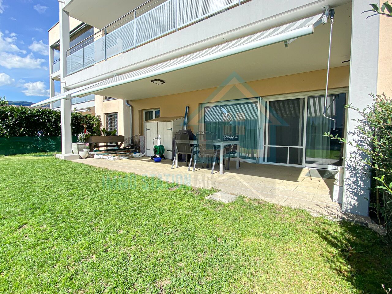Terrasse mit Garten am Wohngebäude
