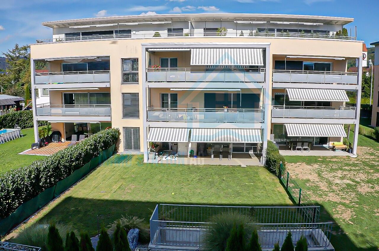 Modernes Mehrfamilienhaus mit Balkonen und Garten