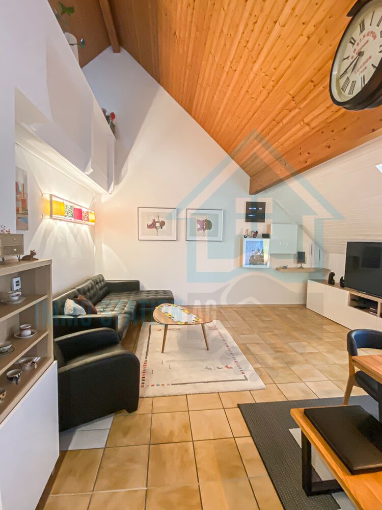 Wohnzimmer mit hoher Holzdecke
