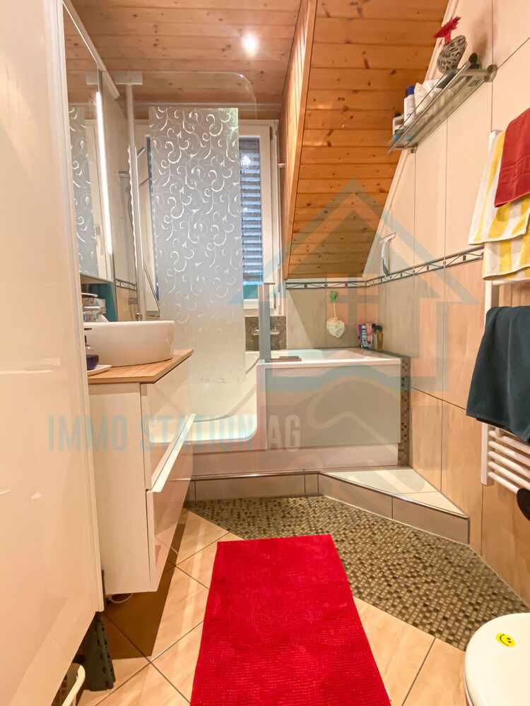 Badezimmer mit Dachschräge und Badewanne