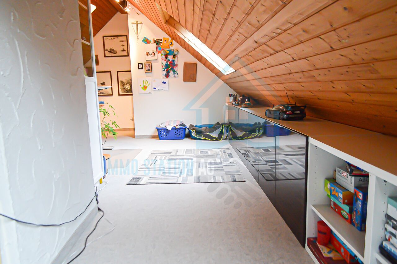 Dachgeschossraum mit Holzdecke und Stauraum