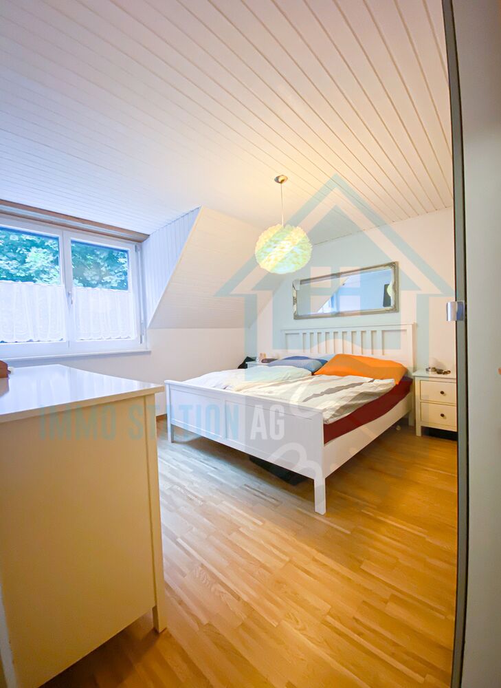 Helles Schlafzimmer mit Dachschräge