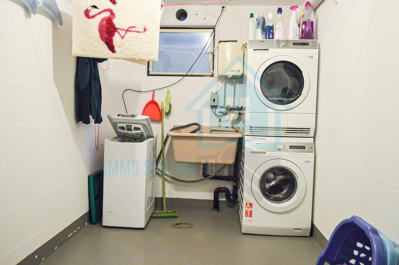 Waschküche mit Waschmaschine und Trockner