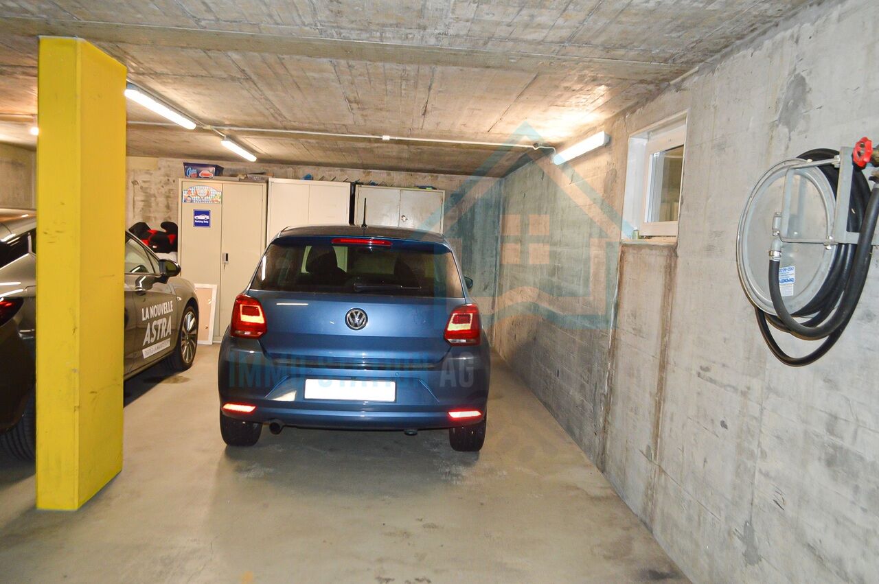 Tiefgarage mit geparkten Autos