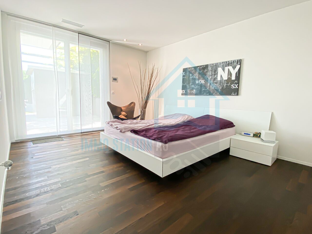 Modernes Schlafzimmer mit großer Schiebetür