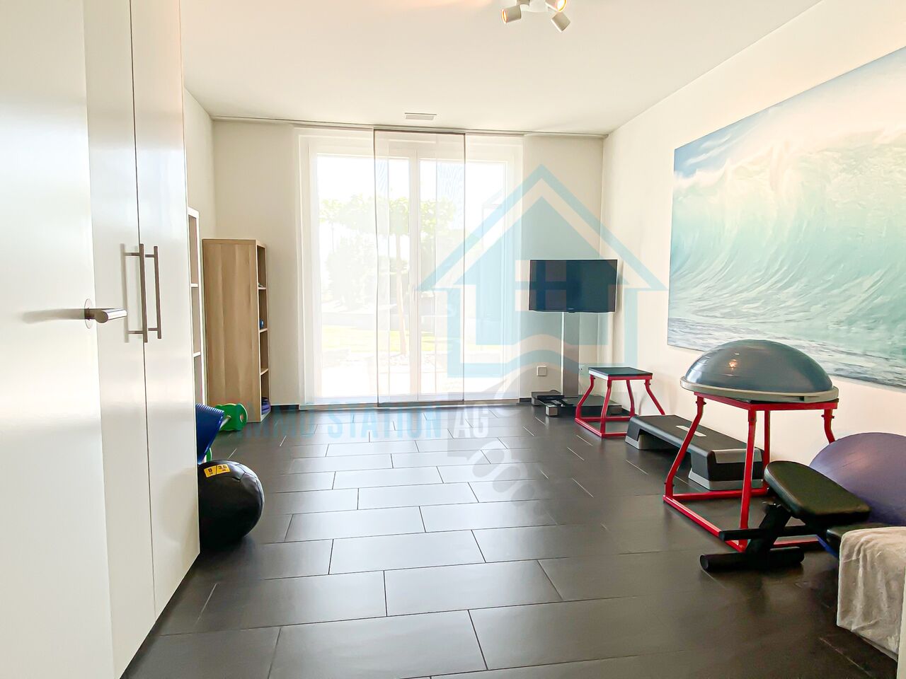 Heller Trainingsraum mit großer Fensterfront