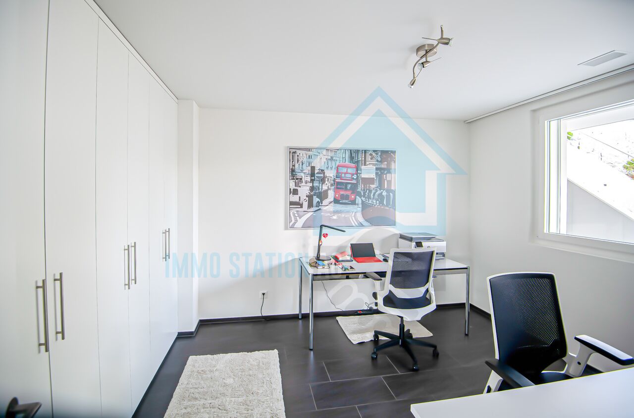 Modernes Arbeitszimmer mit großem Einbauschrank