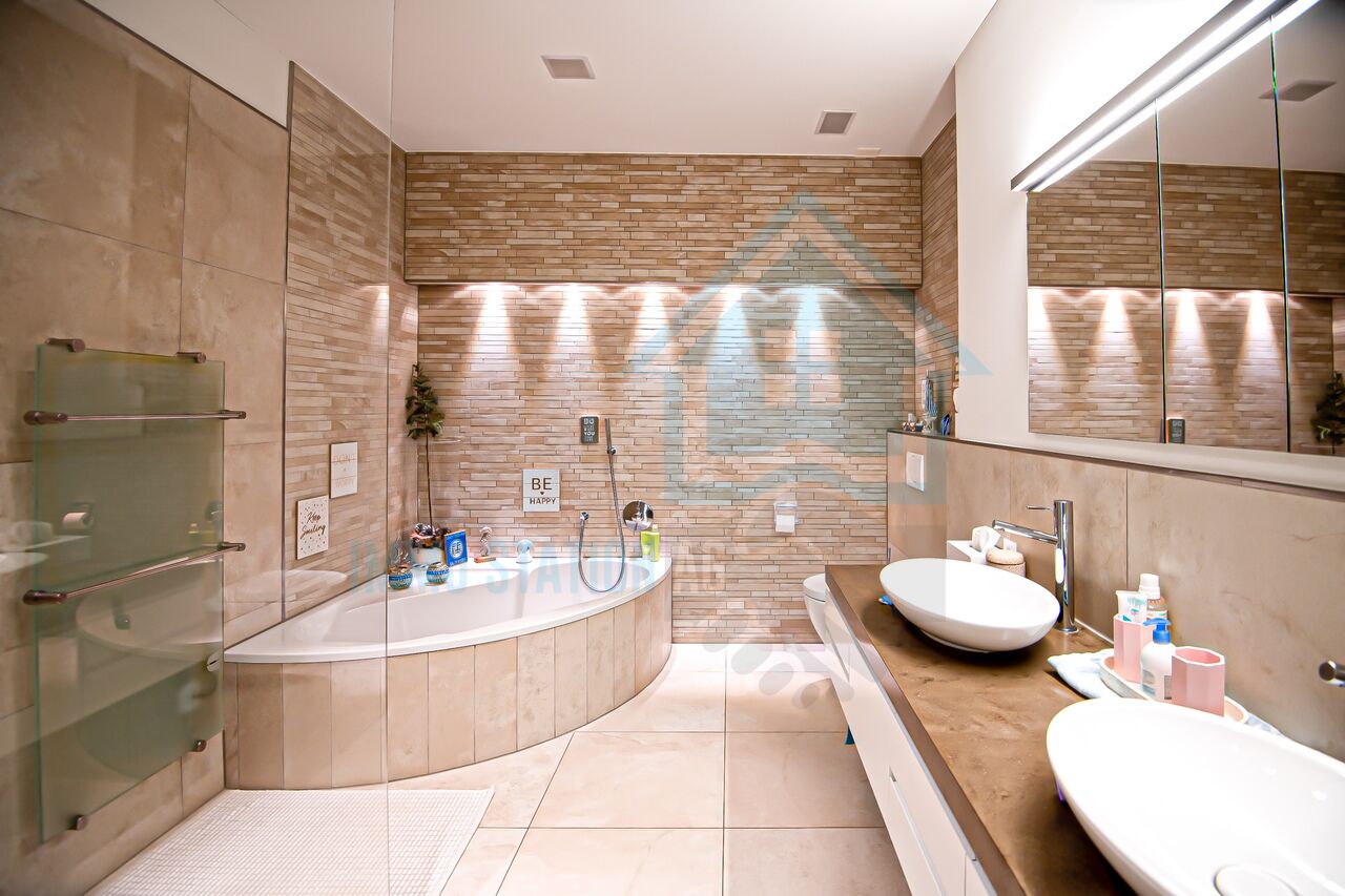 Modernes Badezimmer mit Wanne und Doppelwaschbecken