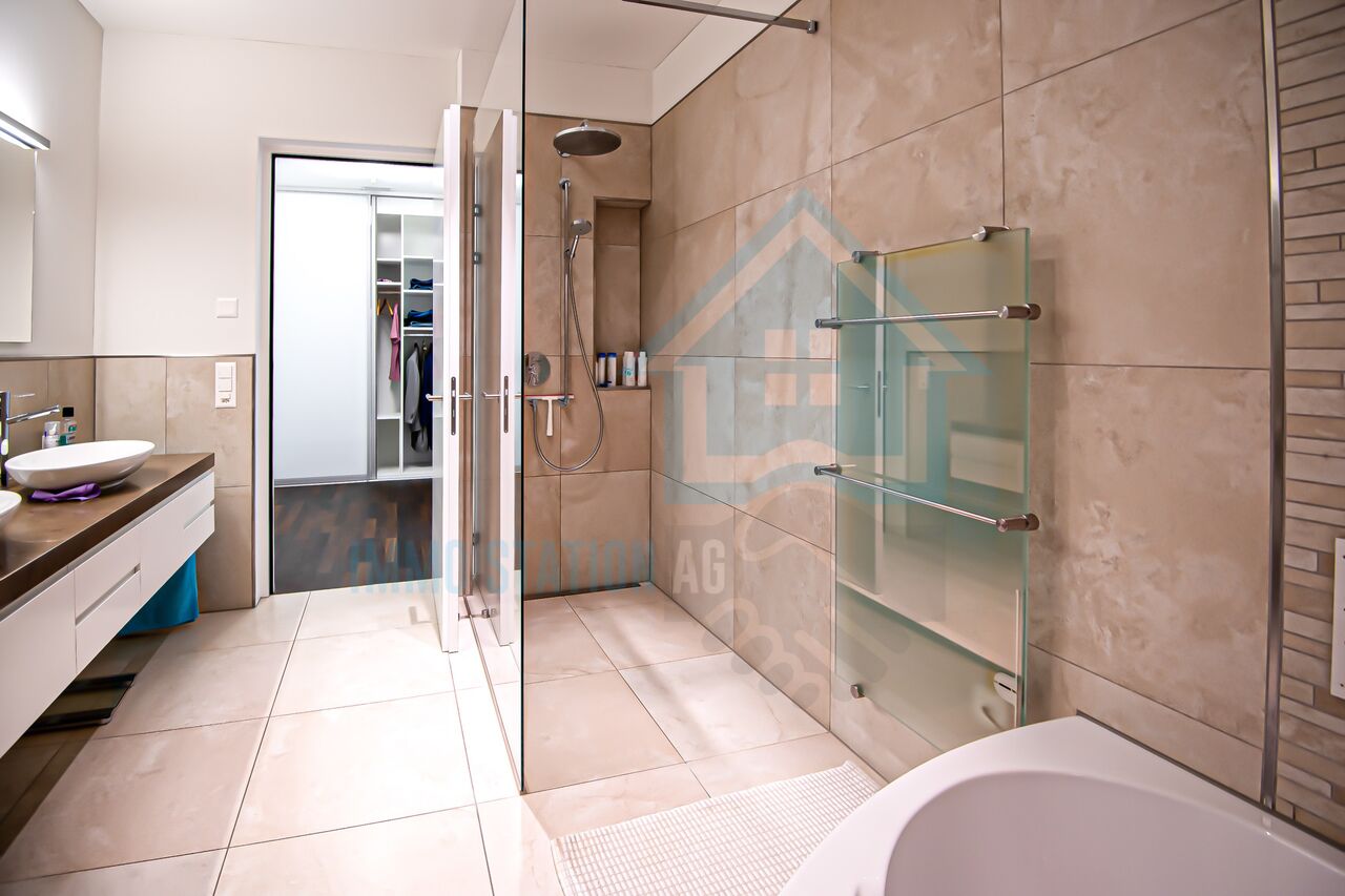 Modernes Badezimmer mit begehbarer Dusche