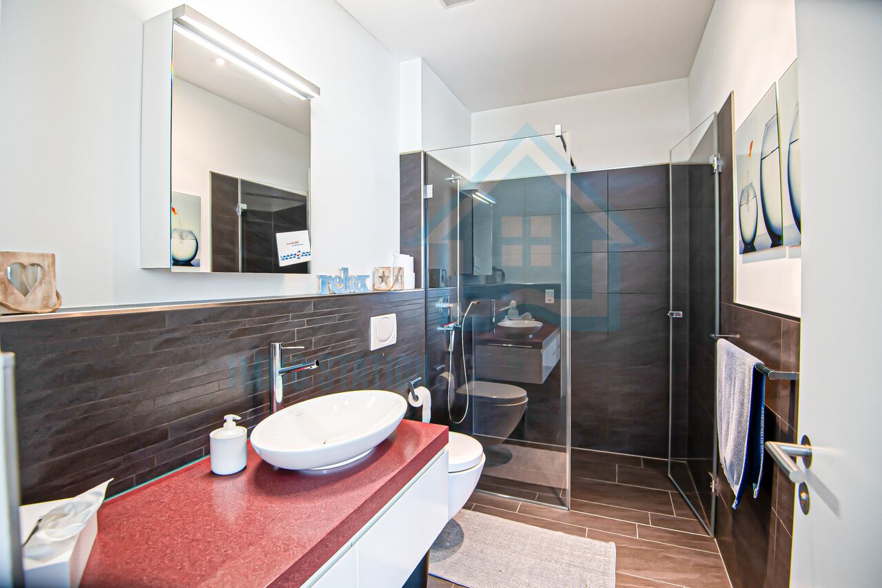 Modernes Badezimmer mit begehbarer Dusche und Waschtisch