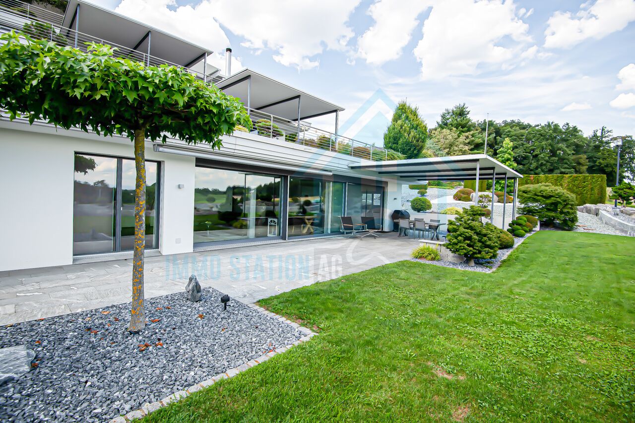 Moderne Villa mit Terrasse und Garten