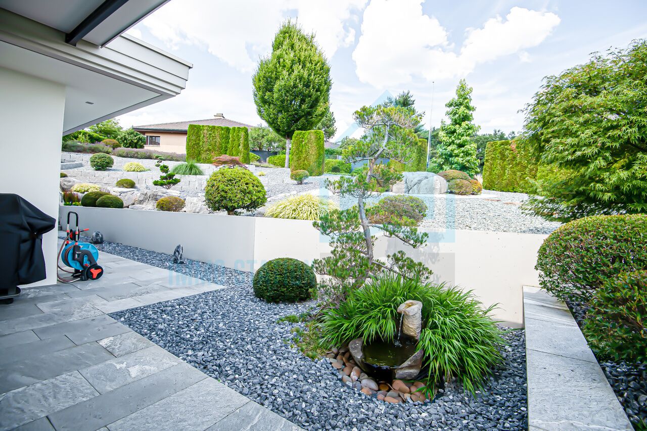 Gepflegte Gartenanlage mit Steinterrasse