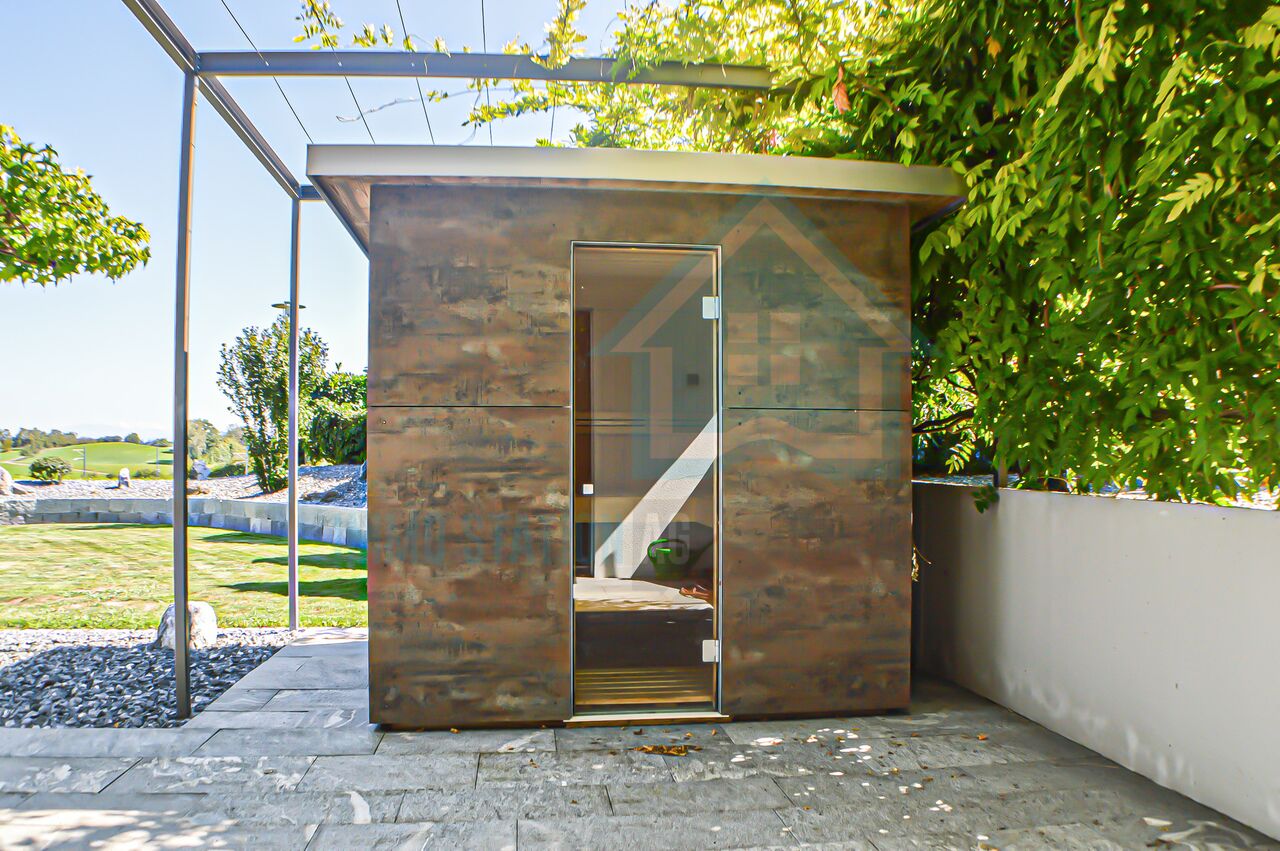 Moderner Gartenpavillon mit Glas­tür