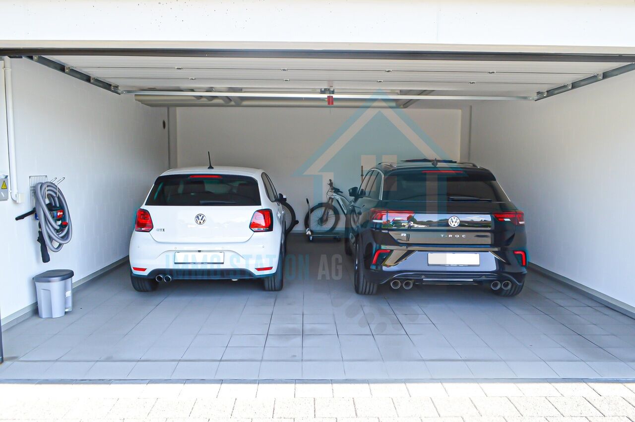 Doppelgarage mit zwei geparkten Fahrzeugen