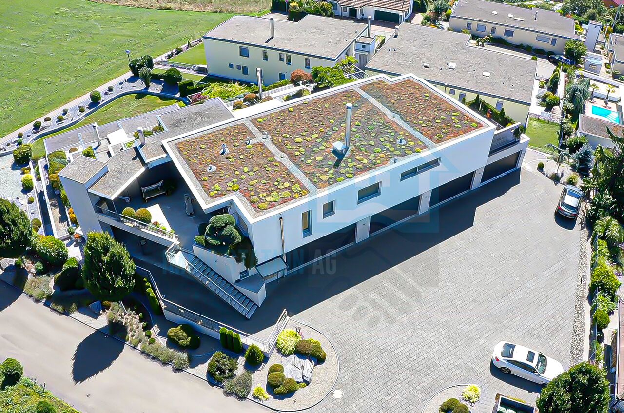 Moderne Villa mit begrüntem Flachdach aus der Luft